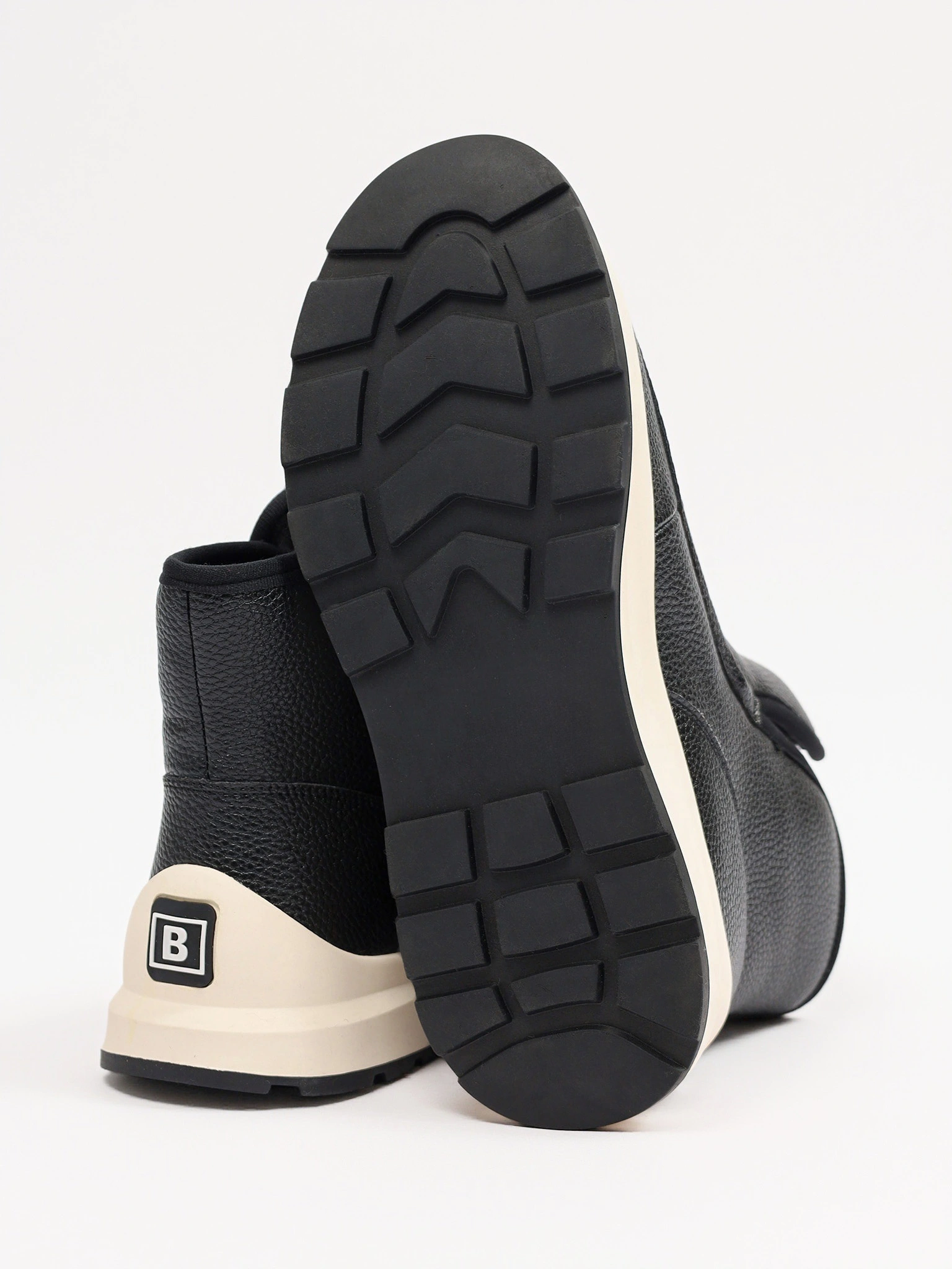 Ботинки черного цвета на контрастной низкой подошве